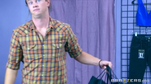 Парень присунул в магазине огромный член в анал блондинки