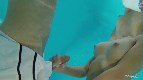 Красивая пара трахается в бассейне и кончает от наслаждения